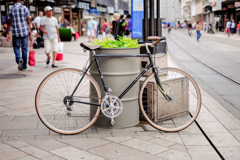 (Public Domain) QUELLE: https://pixabay.com/de/fahrrad-b%C3%BCrgersteig-stra%C3%9Fe-menschen-924153/