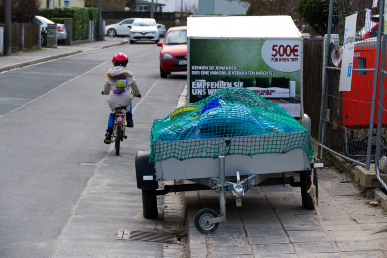 eltern fahrrad gehweg